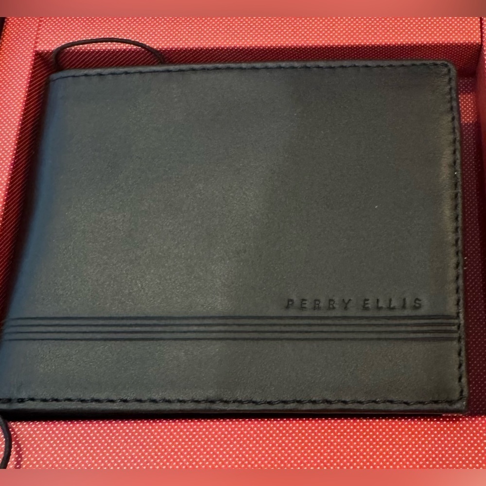 Perry Ellis Portfolio Passcase & Keyfob Set - Picture 4 of 7